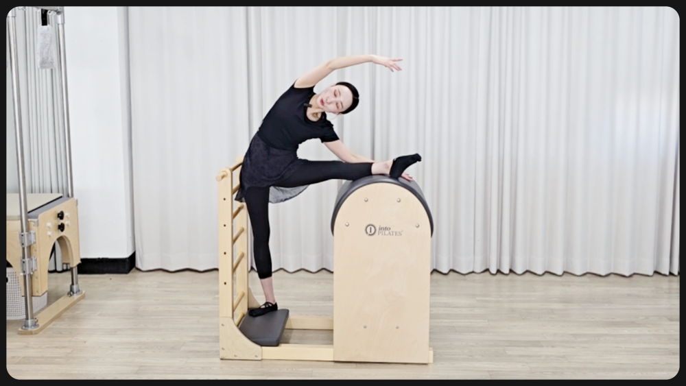 래더바렐에 다리를 올려 스트레칭하는 장면